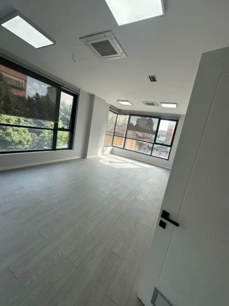 Tirane, jepet me qera zyre , 404 m² 5.000 € (Rruga Hoxha Tahsim)