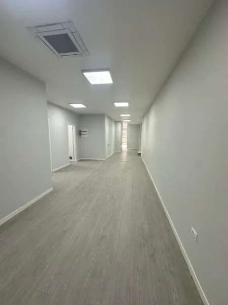 Tirane, jepet me qera zyre , 404 m² 5.000 € (Rruga Hoxha Tahsim)