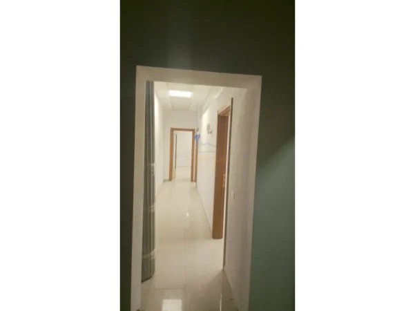 Tirane, jepet me qera ambjent biznesi Kati 1, 75 m² 3.500 € (Qender, perballe monumentit Ushtari i Panjohur)