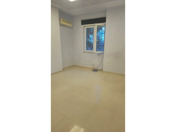 Tirane, jepet me qera ambjent biznesi Kati 1, 75 m² 3.500 € (Qender, perballe monumentit Ushtari i Panjohur)