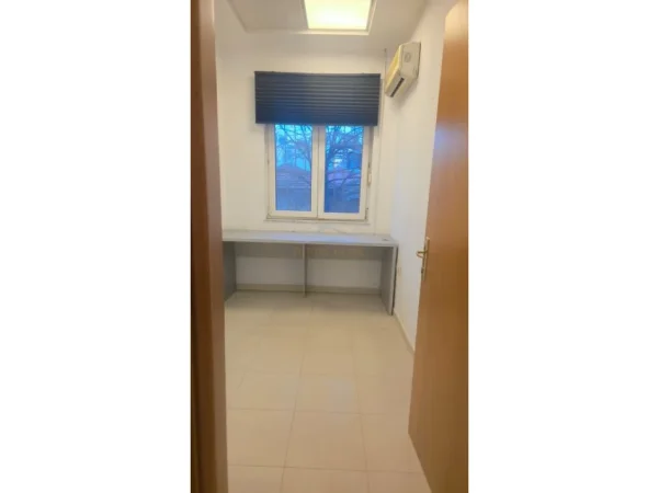Tirane, jepet me qera ambjent biznesi Kati 1, 75 m² 3.500 € (Qender, perballe monumentit Ushtari i Panjohur)