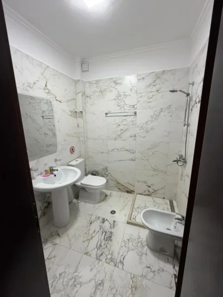 Tirane, jepet me qera ambjent biznesi Kati 4, 178 m² 1.600 € (Sheshi Willson)