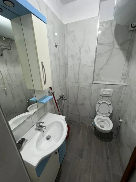 Tirane, jepet me qera apartament 1+1 Kati 3, 44 m² 500 € (Rruga e Barrikadave.)