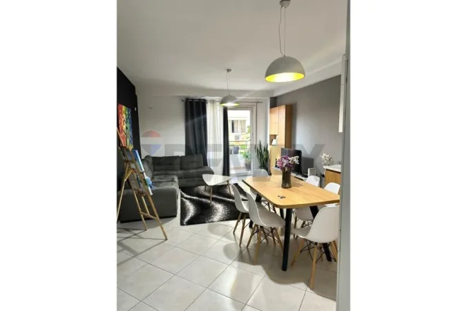 Tirane, jepet me qera apartament 2+1 , 115 m² 