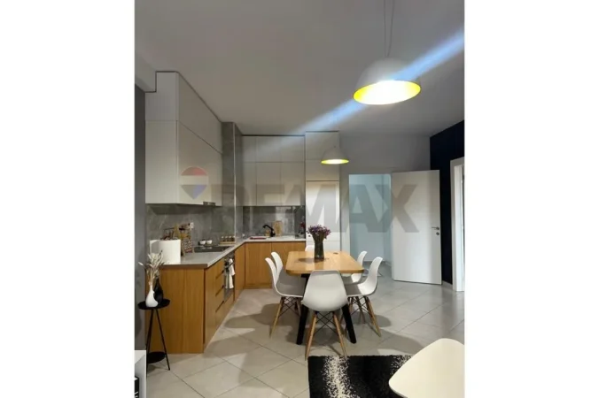 Tirane, jepet me qera apartament 2+1 , 115 m² 