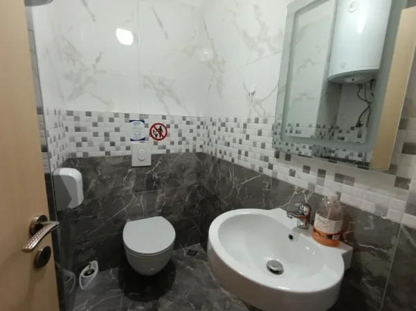 Tirane, jepet me qera apartament 2+1+Ballkon Kati 1, 94 m² 650 €