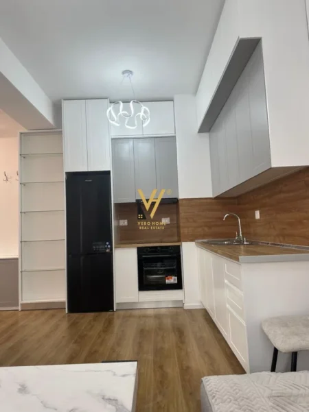 Tirane, jepet me qera apartament 1+1+Ballkon Kati 7, 60 m² 420 € (ALI DEMI)