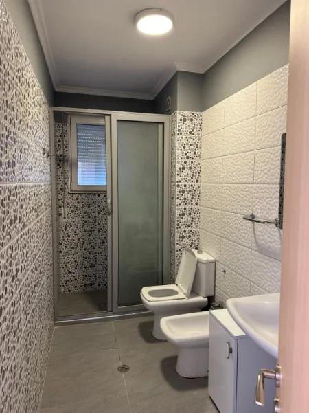 Tirane, jepet me qera apartament duplex 3+1 Kati 0, 178 m² 1.500 € (Kodra e Diellit)