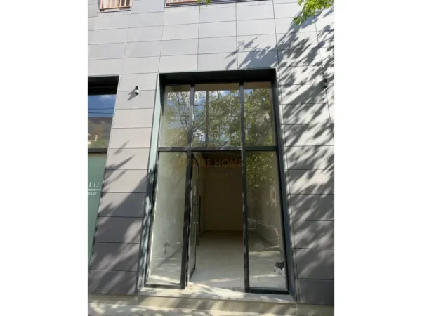 Tirane, jepet me qera ambjent biznesi Kati 0, 42 m² 1.000 € (Tefta Tashko Koco)