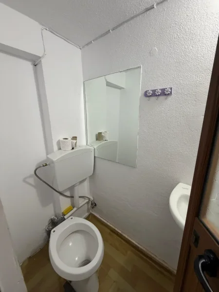 Tirane, jepet me qera ambjent biznesi , 200 €