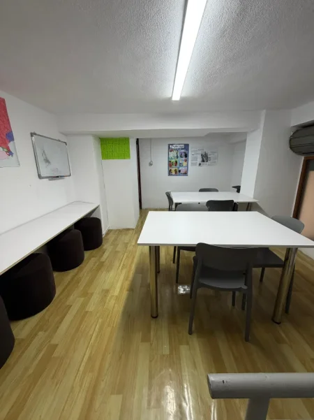 Tirane, jepet me qera ambjent biznesi , 200 €