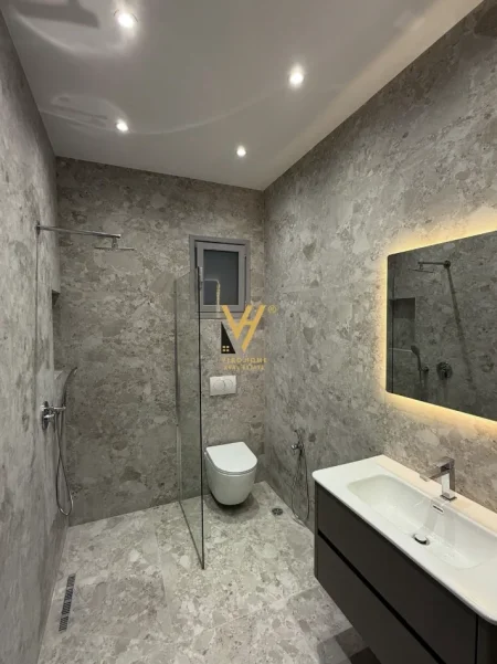 Tirane, jepet me qera apartament 1+1+Ballkon Kati 3, 75 m² 420 € (LIQENI I FARKES)