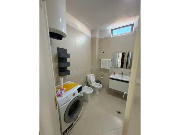 Tirane, jepet me qera apartament 2+1+Ballkon Kati 4, 88 m² 650 € (rruga e barrikadave)