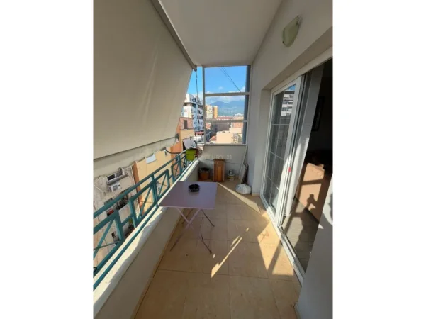 Tirane, jepet me qera apartament 2+1+Ballkon Kati 4, 88 m² 650 € (rruga e barrikadave)