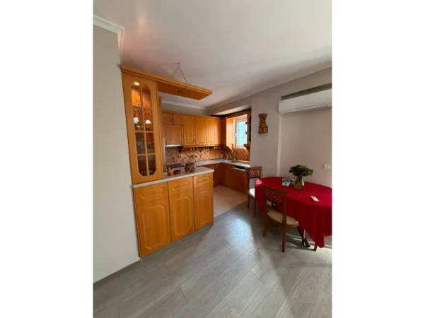 Tirane, jepet me qera apartament 2+1+Ballkon Kati 4, 88 m² 650 € (rruga e barrikadave)