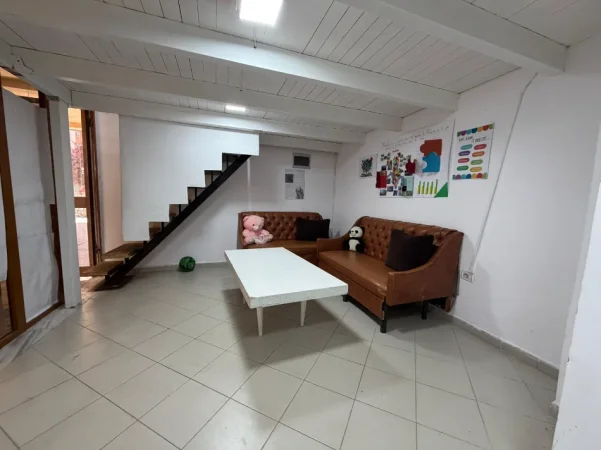 Tirane, jepet me qera ambjent biznesi , 200 €