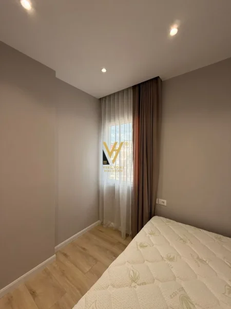 Tirane, jepet me qera apartament 1+1+Ballkon Kati 8, 65 m² 470 € (YZBERISHT)