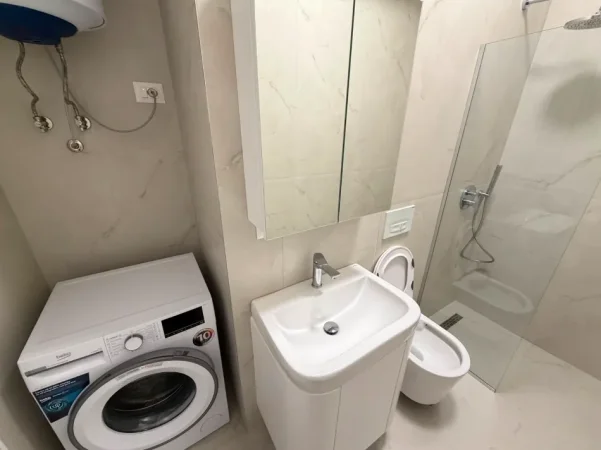 Tirane, jepet me qera apartament 1+1 Kati 9, 60 m² (Ali Demi)