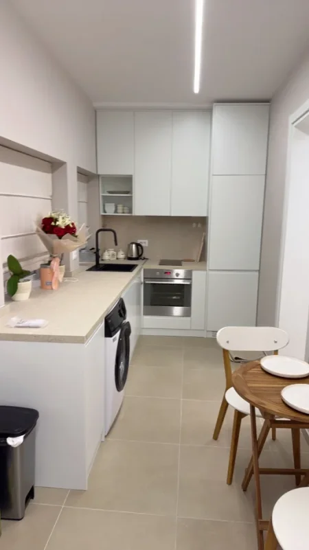Tirane, jepet me qera apartament 1+1 , 62 m² 650 € (Vasil Shanto)