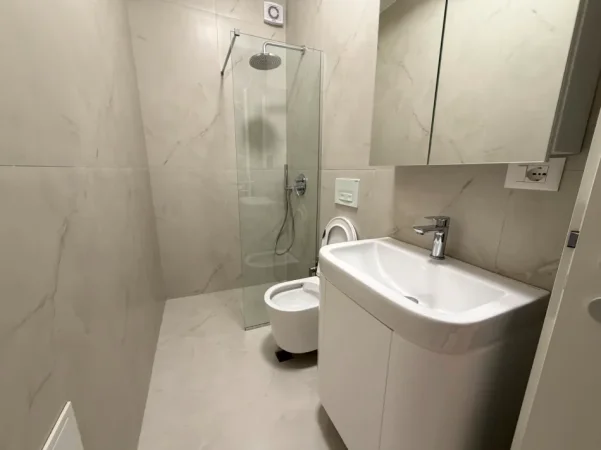 Tirane, jepet me qera apartament 1+1 Kati 9, 60 m² (Ali Demi)