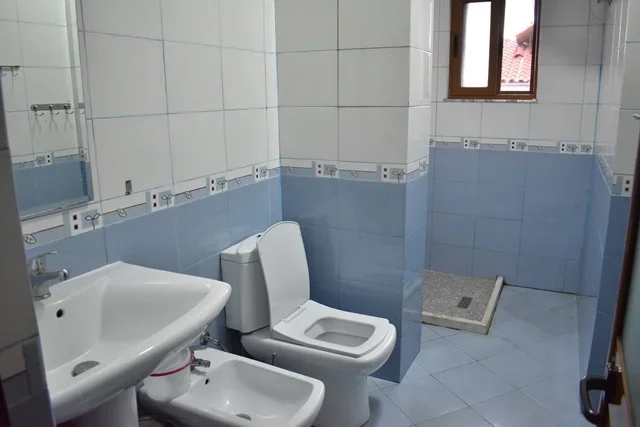 Tirane, jepet me qera apartament 2+1+Ballkon Kati 4, 105 m² 650 € 