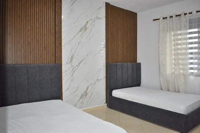 Tirane, jepet me qera apartament 2+1+Ballkon Kati 4, 105 m² 650 € 