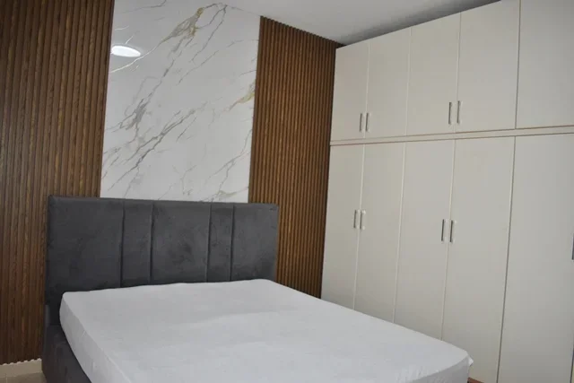 Tirane, jepet me qera apartament 2+1+Ballkon Kati 4, 105 m² 650 € 