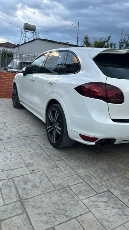 Tirane, shes makine Porsche Cayene GTS Benzin, e bardhë automatik Kondicioner 90.000 km 23.000 €