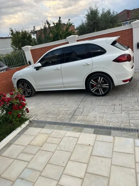 Tirane, shes makine Porsche Cayene GTS Benzin, e bardhë automatik Kondicioner 90.000 km 23.000 €