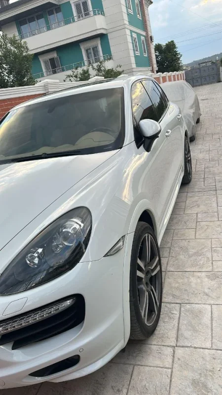 Tirane, shes makine Porsche Cayene GTS Benzin, e bardhë automatik Kondicioner 90.000 km 23.000 €