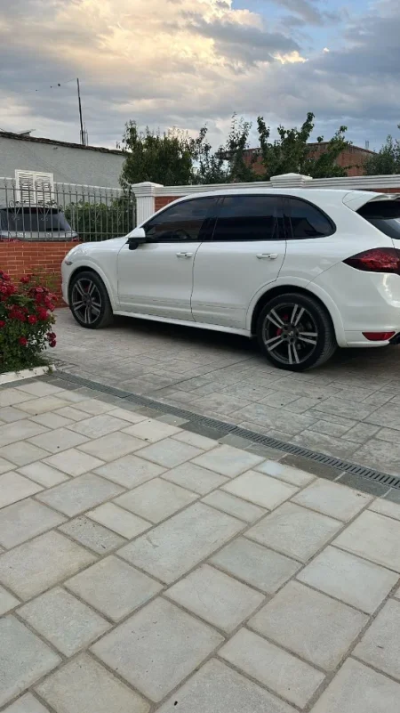 Tirane, shes makine Porsche Cayene GTS Benzin, e bardhë automatik Kondicioner 90.000 km 23.000 €
