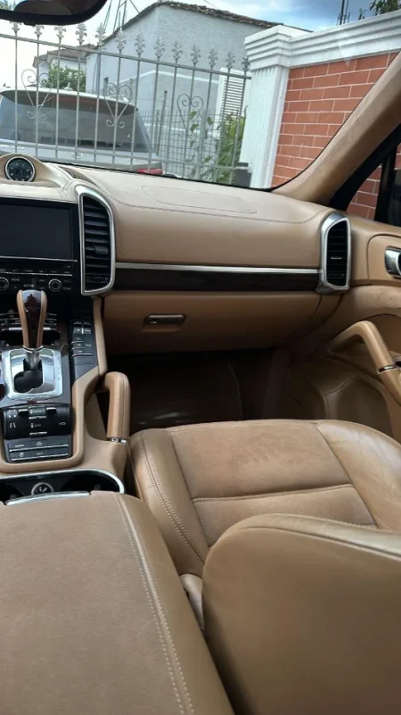 Tirane, shes makine Porsche Cayene GTS Benzin, e bardhë automatik Kondicioner 90.000 km 23.000 €