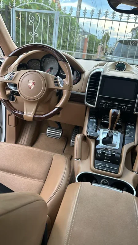 Tirane, shes makine Porsche Cayene GTS Benzin, e bardhë automatik Kondicioner 90.000 km 23.000 €