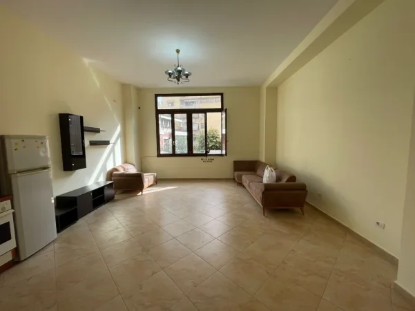 Tirane, jepet me qera zyre Kati 1, 89 m² 600 € (KOMUNA E PARISIT)