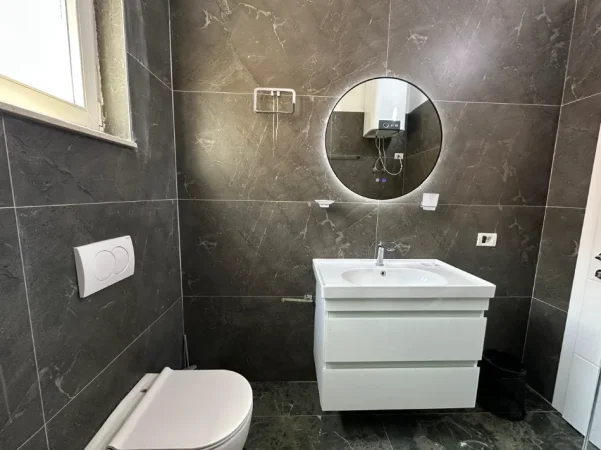 Tirane, shitet apartament 3+1+Ballkon Kati 2, 150 m² (Sheshi Shqiponja)