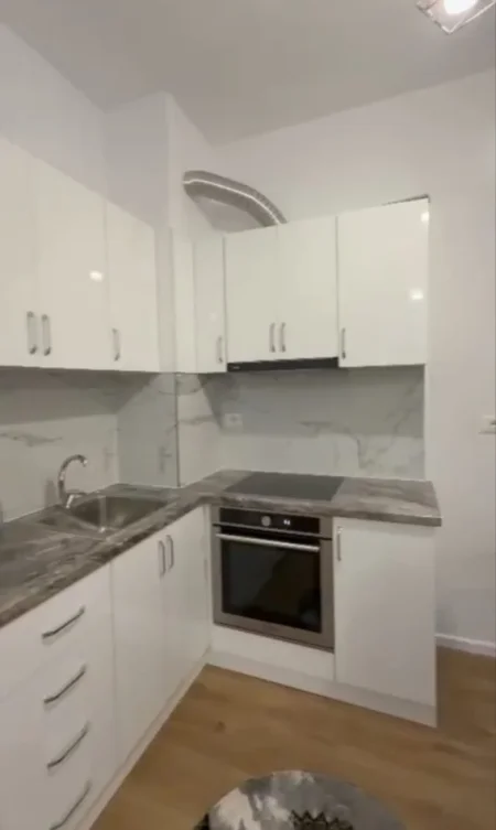 Tirane, jepet me qera apartament 1+1 Kati 3, 55 m² 380 € (Ali Demi)