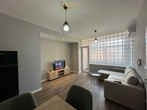 Tirane, jepet me qera apartament 1+1 Kati 5, 70 m² 650 € (pazari i ri)