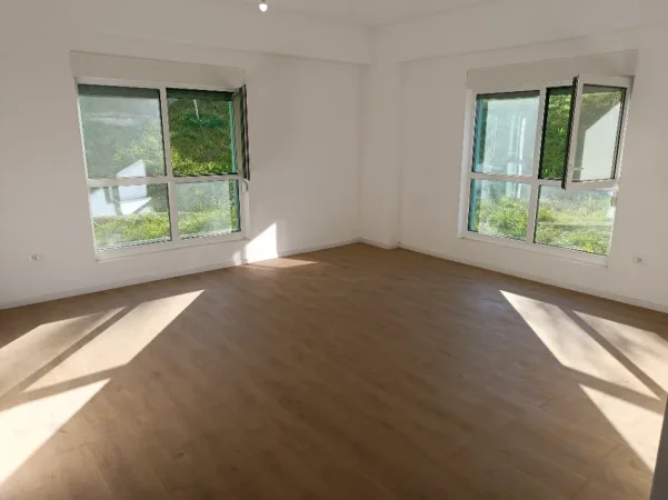 Tirane, jepet me qera ambjent biznesi Kati 0, 47 m² 250 € (rruga ali demi)