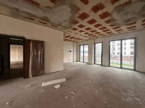 SHITET Ambjent Biznesi ne Kompleksin Parallel Living , Don Bosko 189m2, 500.000 euro