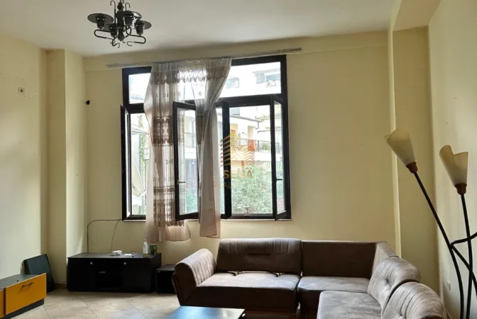 Tirane, jepet me qera zyre Kati 1, 79 m² 600 € (Komuna e Parisit)