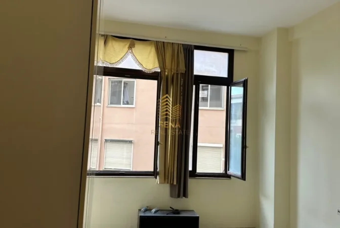 Tirane, jepet me qera zyre Kati 1, 79 m² 600 € (Komuna e Parisit)
