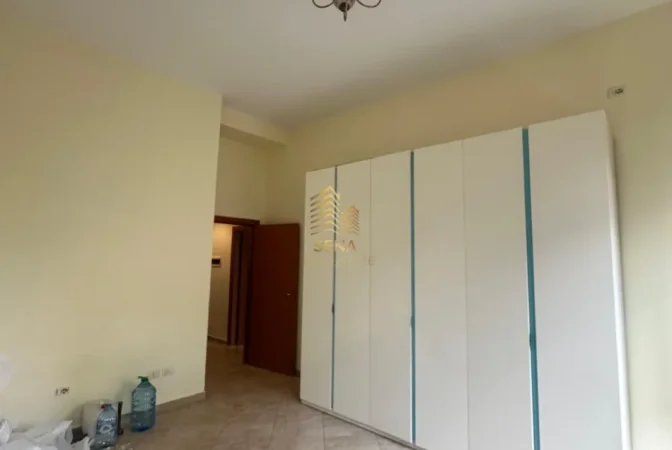 Tirane, jepet me qera zyre Kati 1, 79 m² 600 € (Komuna e Parisit)