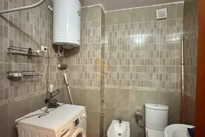 Tirane, jepet me qera zyre Kati 1, 79 m² 600 € (Komuna e Parisit)