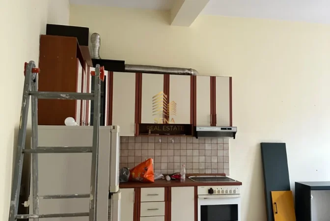 Tirane, jepet me qera zyre Kati 1, 79 m² 600 € (Komuna e Parisit)