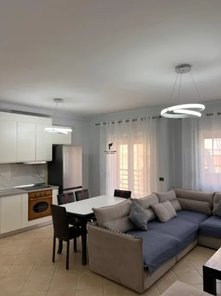 Tirane, jepet me qera apartament 2+1 Kati 10, 100 m² 1.000 € (QENDER)