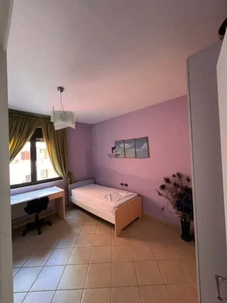 Tirane, jepet me qera apartament 2+1 Kati 10, 100 m² 1.000 € (QENDER)
