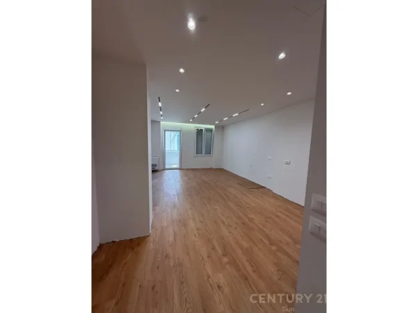 Tirane, jepet me qera zyre Kati 9, 130 m² 1.300 € 