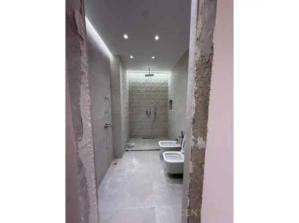 Tirane, jepet me qera zyre Kati 9, 130 m² 1.300 € 
