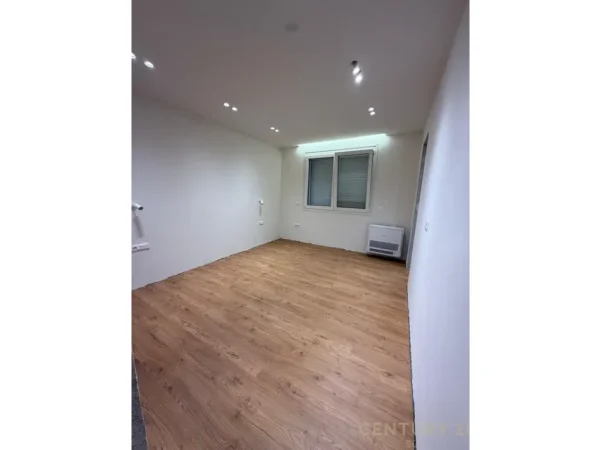 Tirane, jepet me qera zyre Kati 9, 130 m² 1.300 € 