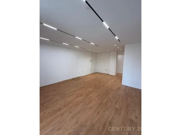 Tirane, jepet me qera zyre Kati 9, 130 m² 1.300 € 
